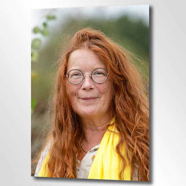 gelber-Schal Halbportrait einer Dame mit roten Haaren und gelbem Schal